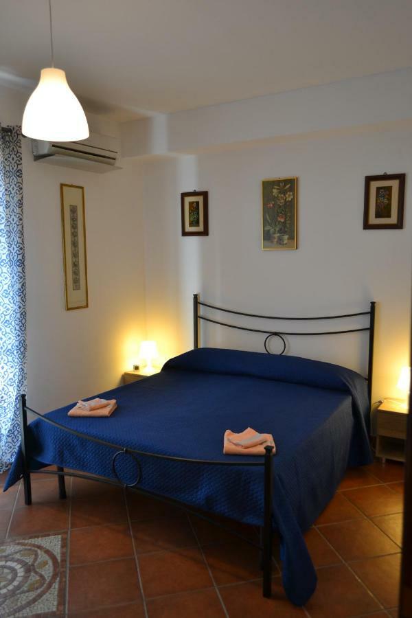 A Due Passi.... Hotel Mazzeo Bagian luar foto